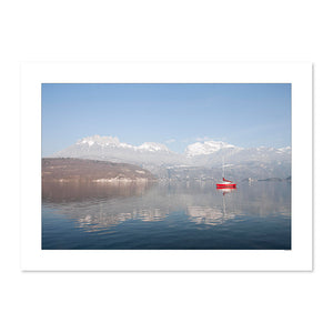 photo du bateau rouge sur le calme lac d'Annecy devant la Tournete