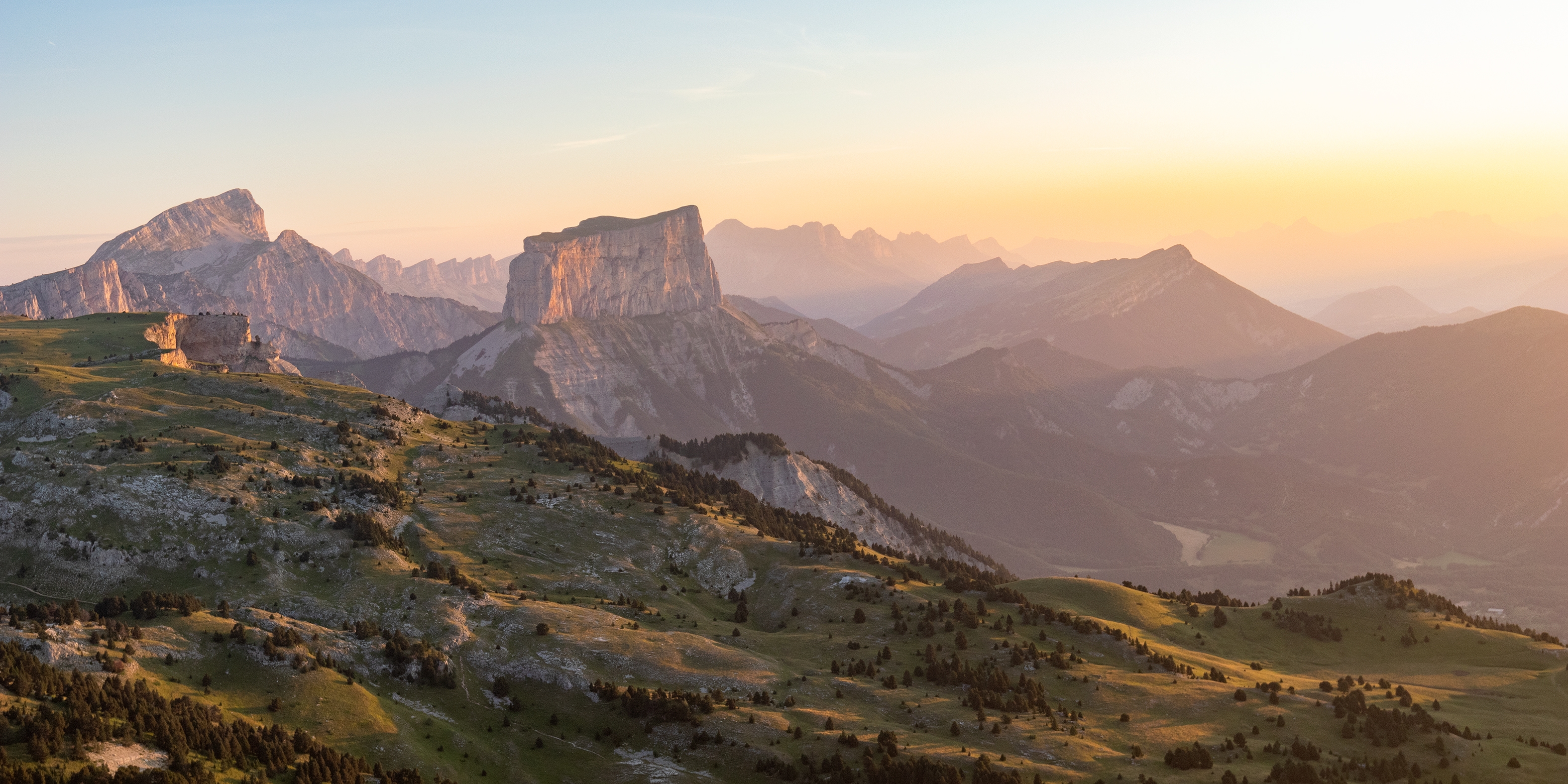 Le Mont-Aiguille depuis la Montagnette un matin d’été - Nicolas Ougier