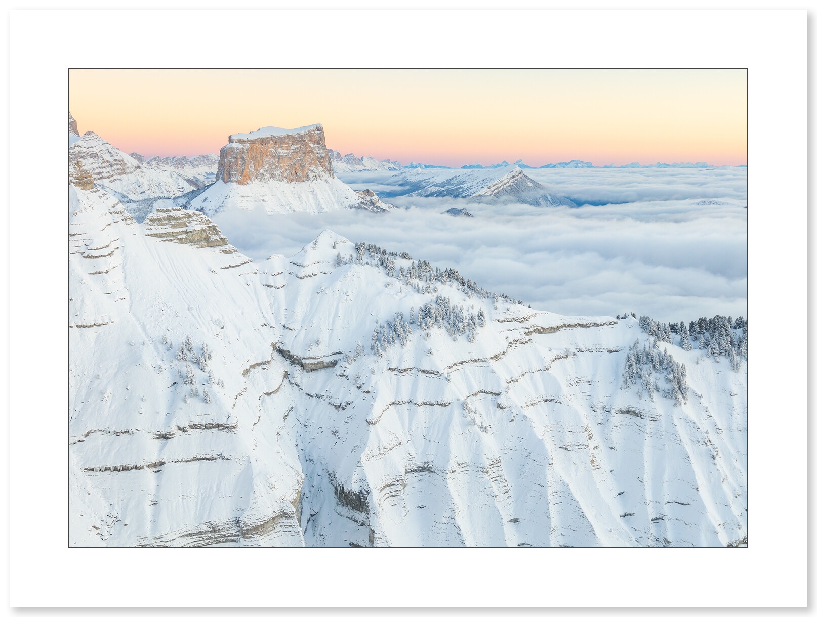 Le Mont-Aiguille et le crêtes du Vercors un matin d’hiver