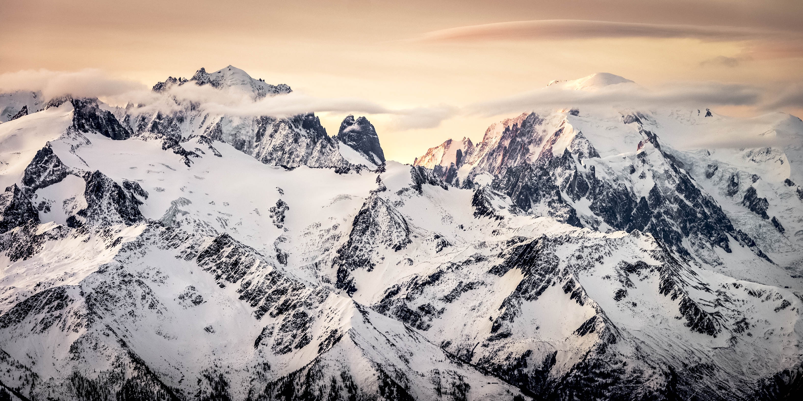 Mont Blanc et aiguille verte au lever du soleil