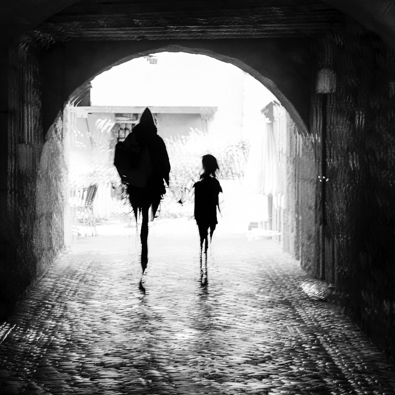 Silhouettes en vieille ville par Gilles Marguerat - Galerie 361