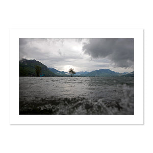 Photographie du lac d'Annecy par mauvais temps