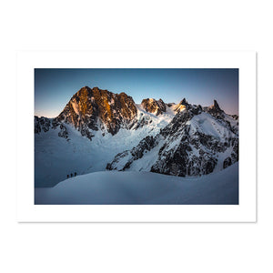 Skieurs en randonnée du côté du glacier de Talèfre avec les Grandes Jorasses en arrière-plan – Massif du Mont-Blanc