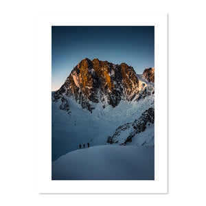 Skieurs en randonnée du côté du glacier de Talèfre avec les Grandes Jorasses en arrière-plan,  Massif du Mont-Blanc