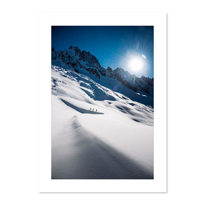 Skieurs en randonnée du côté du glacier de Talèfre avec la face sud des Droites et des Courtes en arrière-plan – Massif du Mont-Blanc