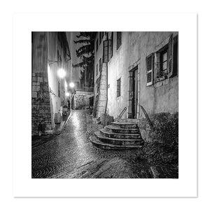 Ruelle d'Annecy dans la nuit. Tirage d'art photographie en noir et blanc